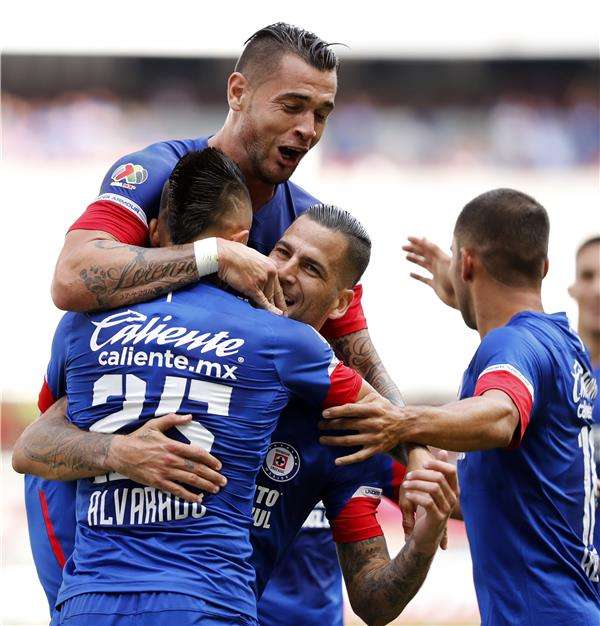 فرحة لاعبي كروز أزول