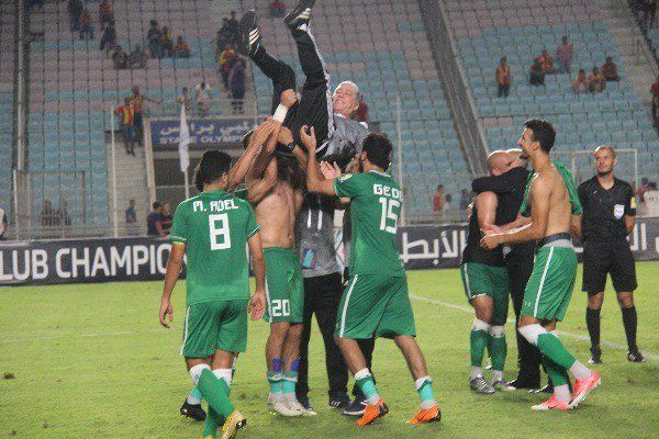 عمر مع لاعبيه بعد التأهل