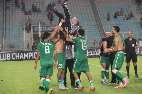 عمر مع لاعبيه بعد التأهل