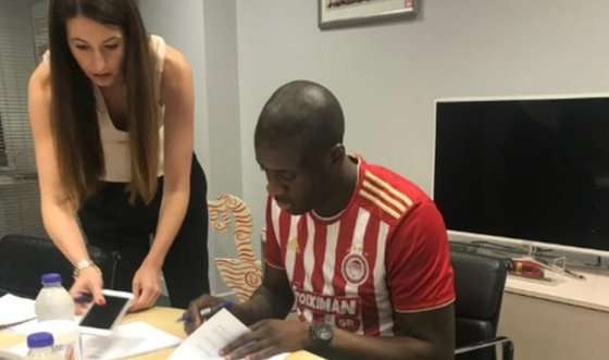 يايا توريه من التوقيع 