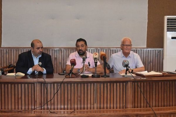 دباس (بالوسط)