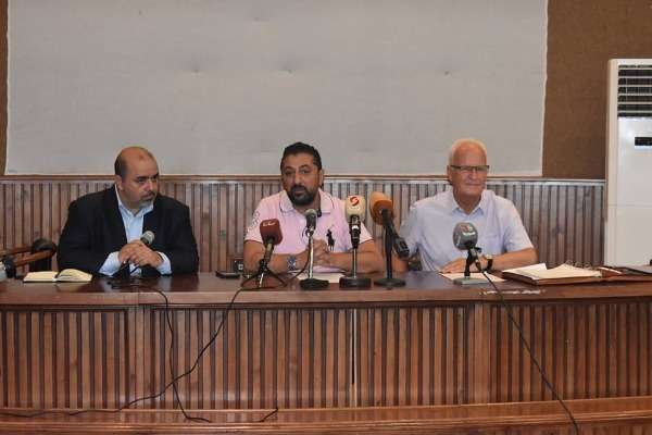 دباس (بالوسط)