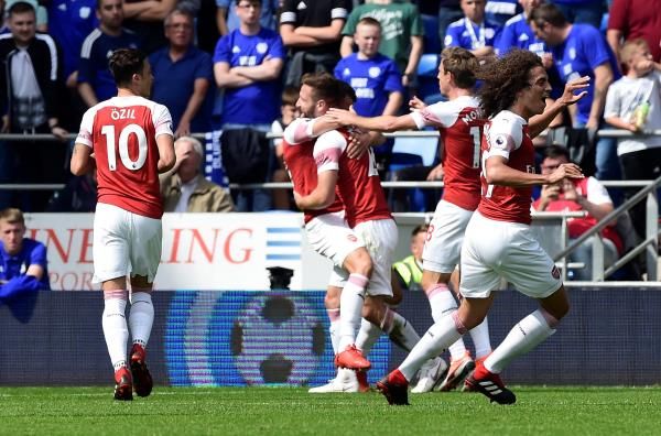 شكودران موستافي مع لاعبي ارسنال