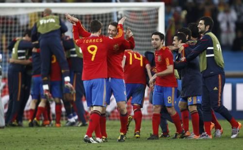 فرحة لاعبي اسبانيا بالفوز والتأهل للدورالنهائي