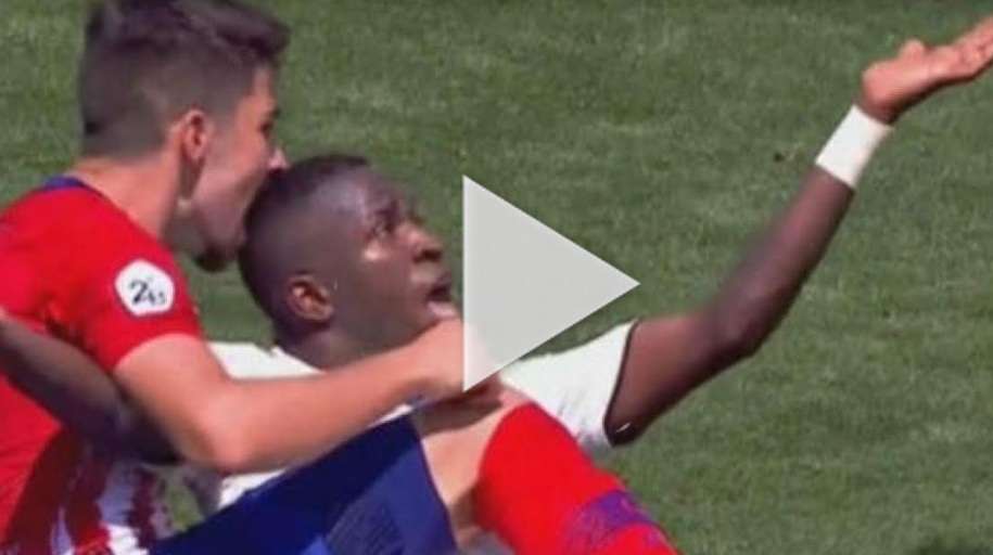 لاعب أتلتيكو مدريد يعض فينيسيوس جونيور