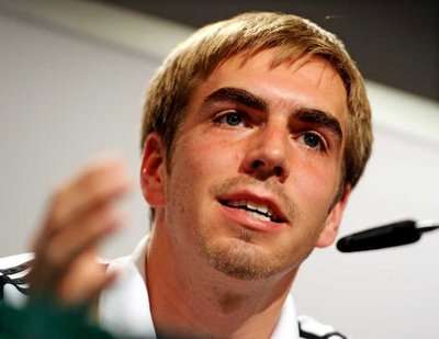 لام يتحدث للصحفيين في مقر الفريق بفندق فيلمور