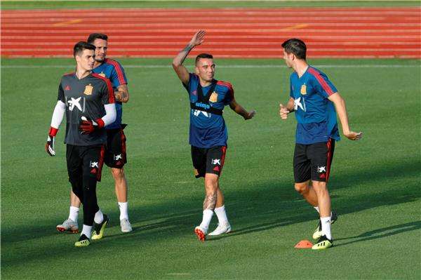 أسباس مع لاعبي إسبانيا