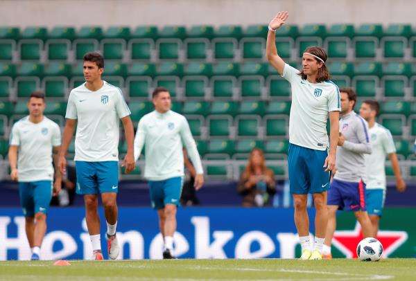 فيليبي مع لاعبي أتلتيكو مدريد