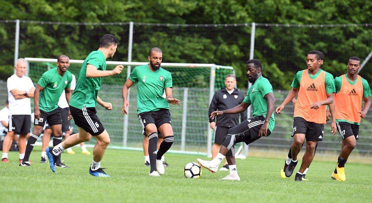 لاعبو منتخب الإمارات 