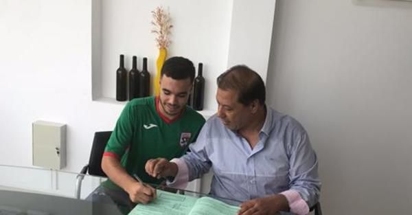 جانب من توقيع العقد