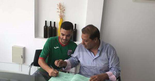 جانب من توقيع العقد