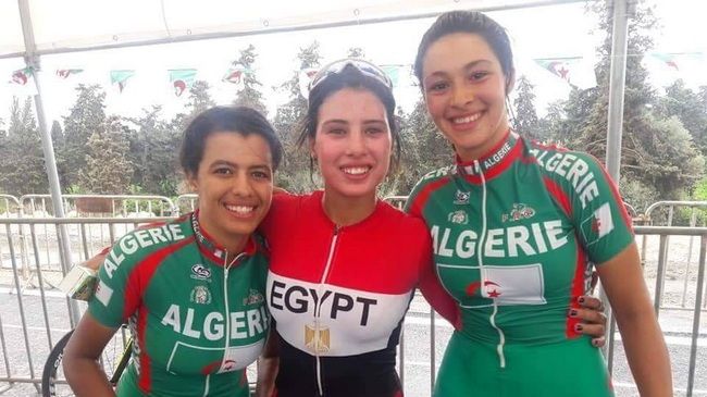 جانب من تتويج اللاعبات بالبطولة العربية للدراجات