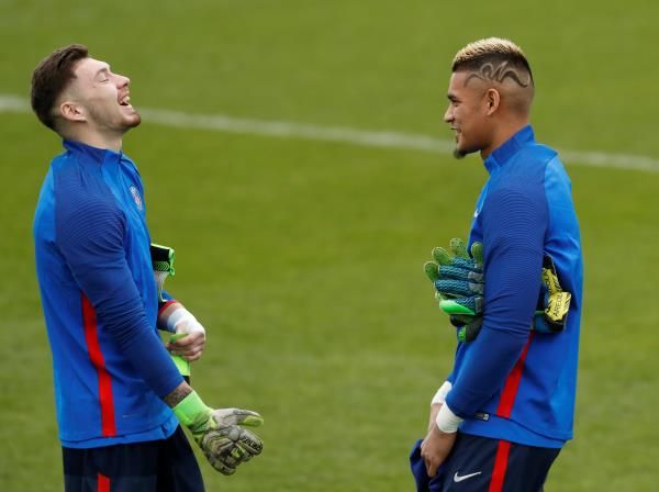 ألفونس أريولا (على  اليمين)