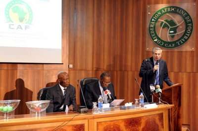 المصري مصطفي فهمي علي اليمين يلقي كلمة أثناء إجراء إحدي قرعات الأتحاد الأفريقي