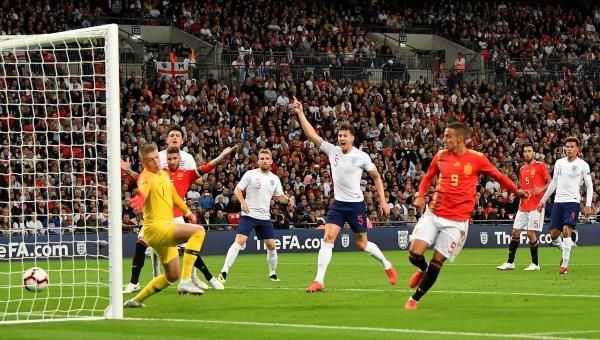 مورينو أمام إنجلترا