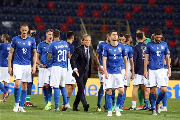 مانشيني ولاعبيه بعد لقاء بولندا