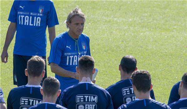 مانشيني مع لاعبي إيطاليا