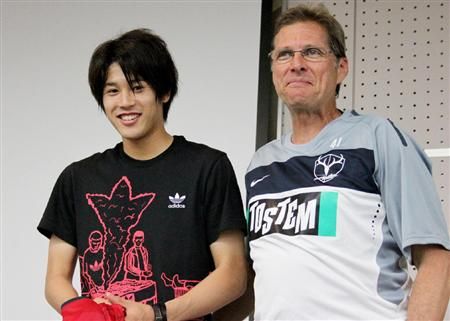 أتسوتو يوتشيدا قام بتوديع مدربه السيد أوزفالدو أوليفييرا قبل السفر إلى المانيا