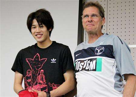 أتسوتو يوتشيدا قام بتوديع مدربه السيد أوزفالدو أوليفييرا قبل السفر إلى المانيا