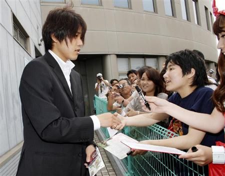 يوتشيدا يودع جماهير فريق كاشيما قبل السفر إلى المانيا