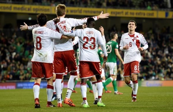 بندتنر مع لاعبي الدنمارك