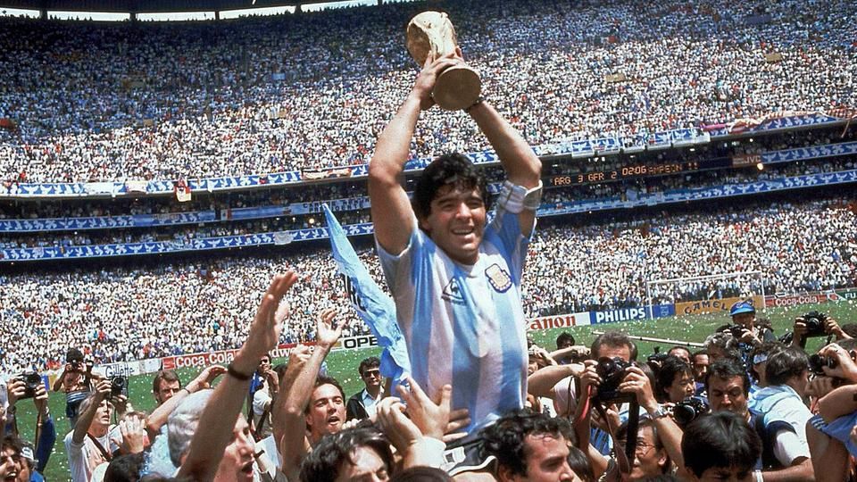 مارادونا يحمل كأس العالم 1986