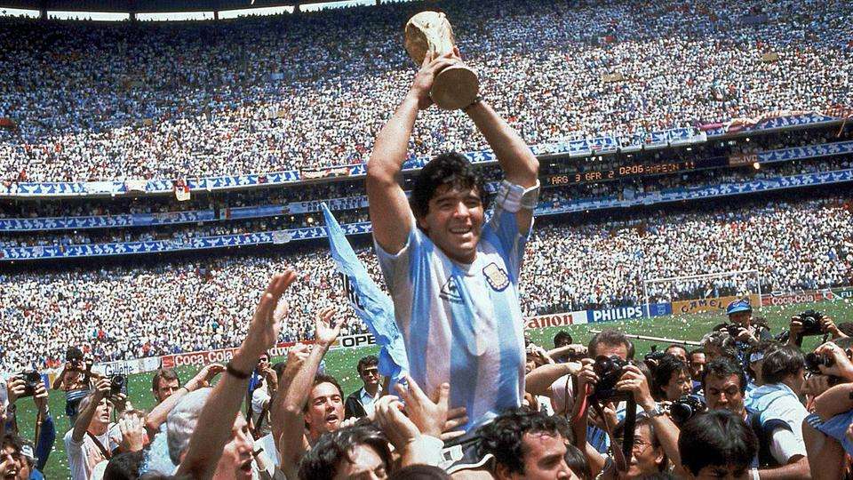 مارادونا يحمل كأس العالم 1986