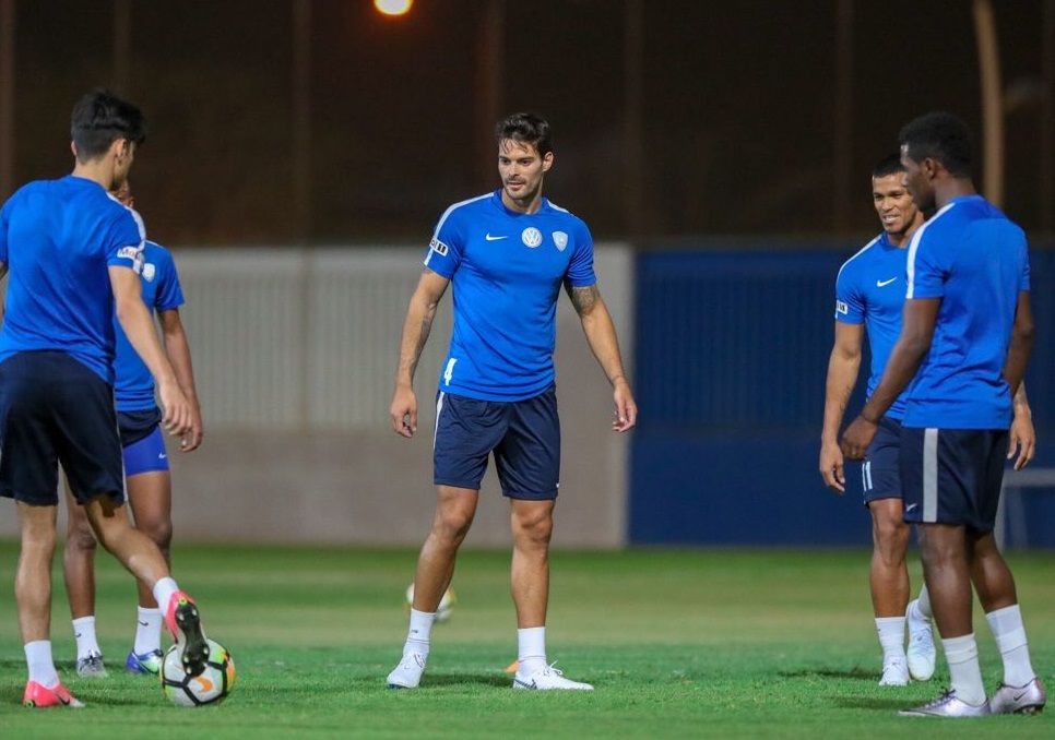 ألبرتو بوتيا مع لاعبي الهلال