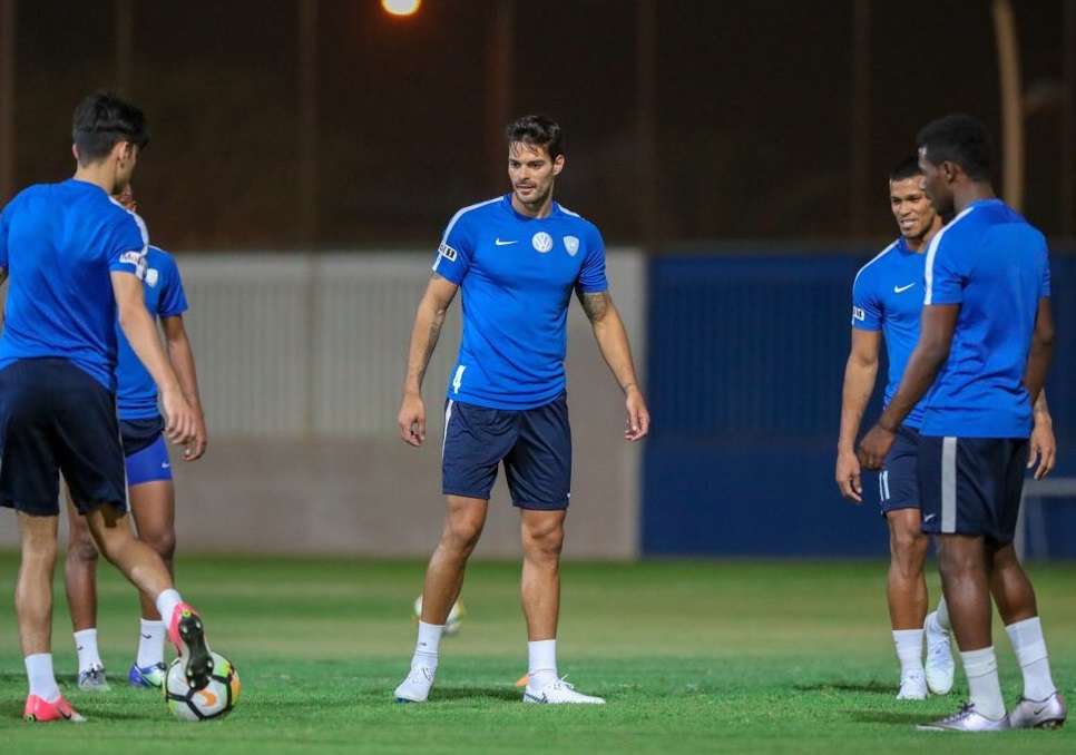 ألبرتو بوتيا مع لاعبي الهلال
