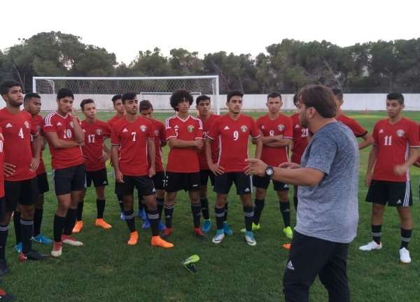 القططي يتحدث للاعبين قبل بدء التدريب