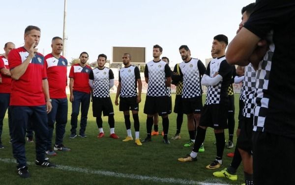 بوركلمانز يتحدث للاعبين في التدريب