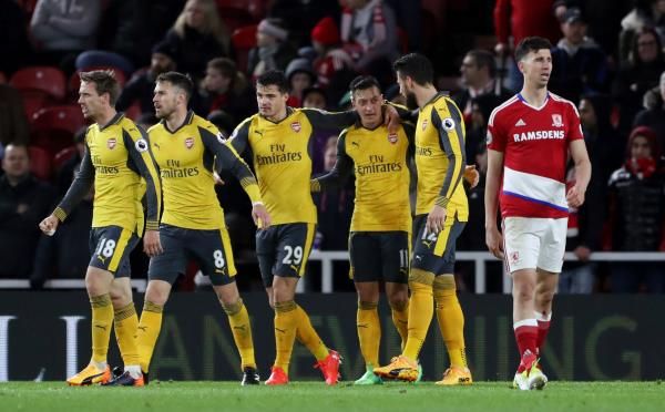 أوزيل بين لاعبي آرسنال