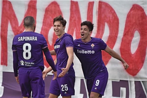 كييزا مع لاعبي فيورنتينا