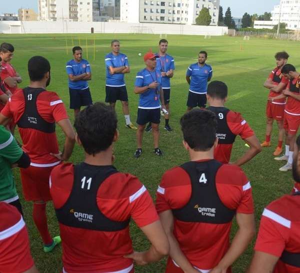 شهاب الليلي خلال اجتماعه باللاعبين