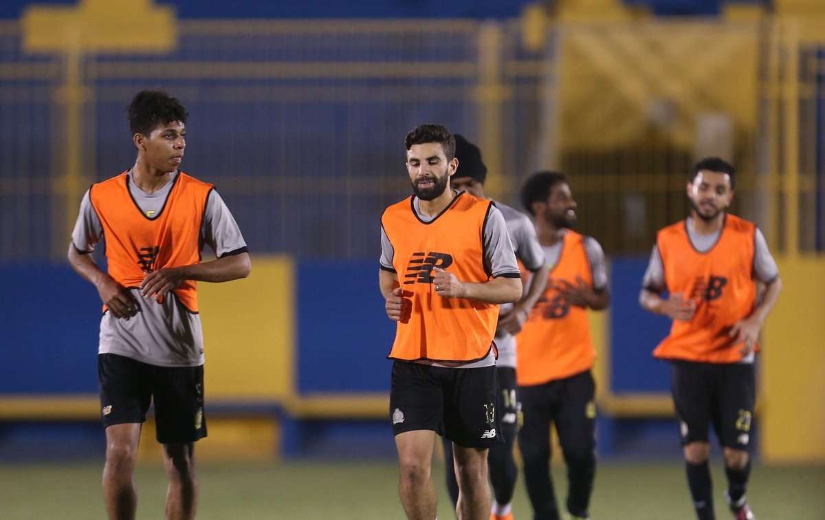 فوزير مع لاعبي النصر