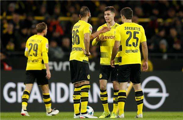 فايجل مع لاعبي دورتموند