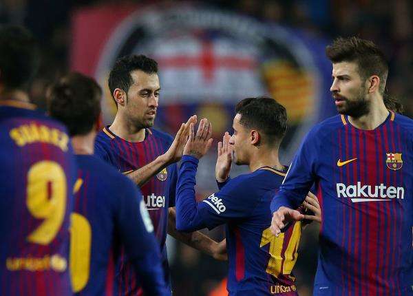 بوسكيتس مع لاعبي برشلونة 