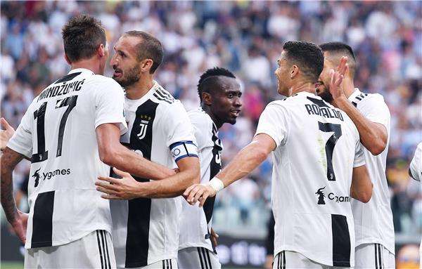 ماندزوكيتش مع لاعبي يوفنتوس