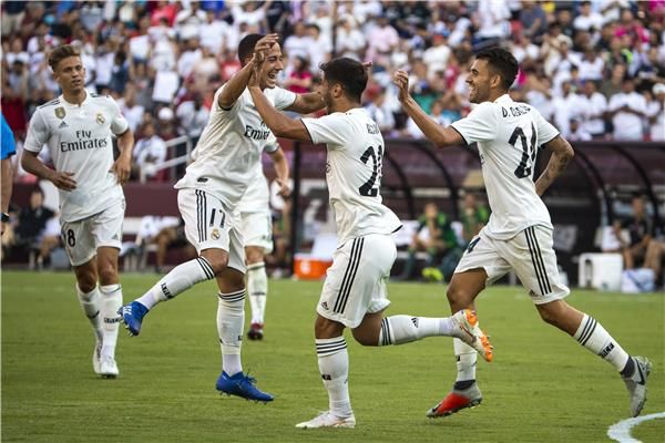 لوكاس فاسكيز مع لاعبي ريال مدريد