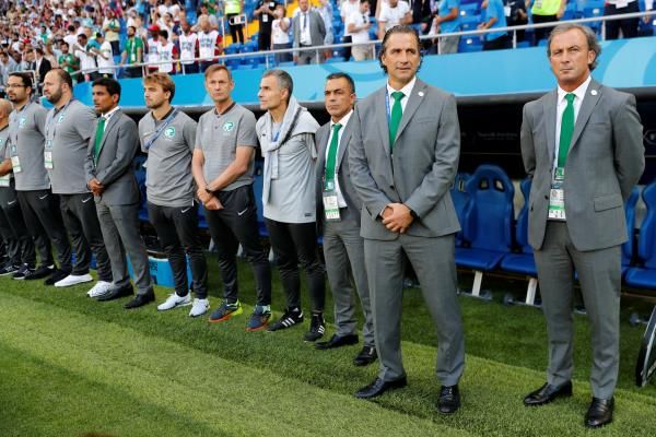 بيتزي مع طاقمه التدريبي