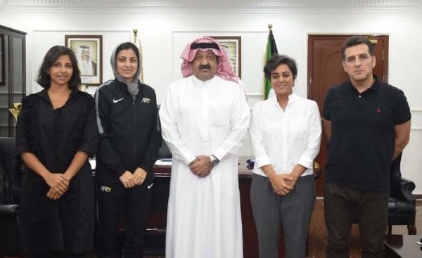  رئيس الاتحاد الكويتي وحيات مع المدربة شهرزاد