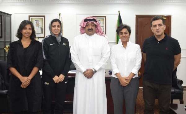  رئيس الاتحاد الكويتي وحيات مع المدربة شهرزاد