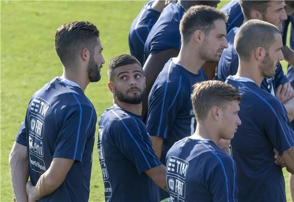 لورنزو إنسيني مع لاعبي إيطاليا