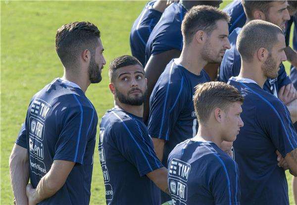 لورنزو إنسيني مع لاعبي إيطاليا