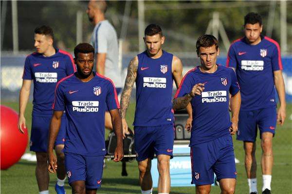 لوكاس هيرنانديز مع لاعبي أتلتيكو مدريد