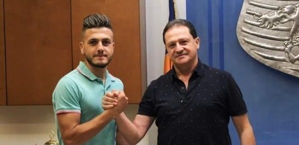 من توقيع اللاعب