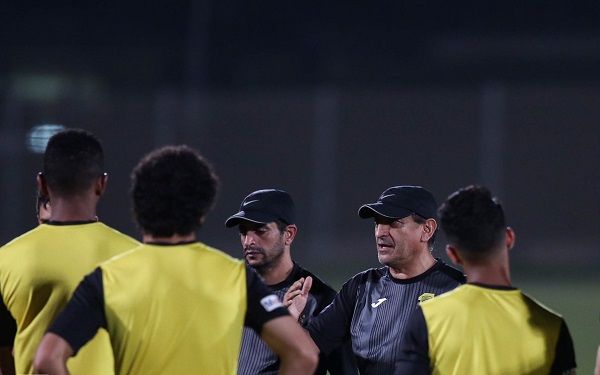  رامون دياز مع لاعبي الاتحاد