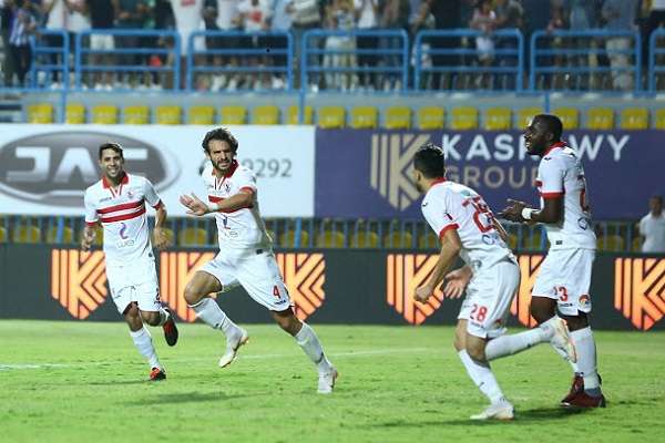 محمود علاء مع لاعبي الزمالك