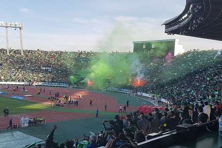 الجماهير تلقي بالشماريخ خلال اللقاء