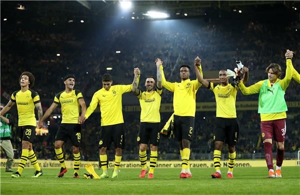 باكو مع لاعبي بروسيا 